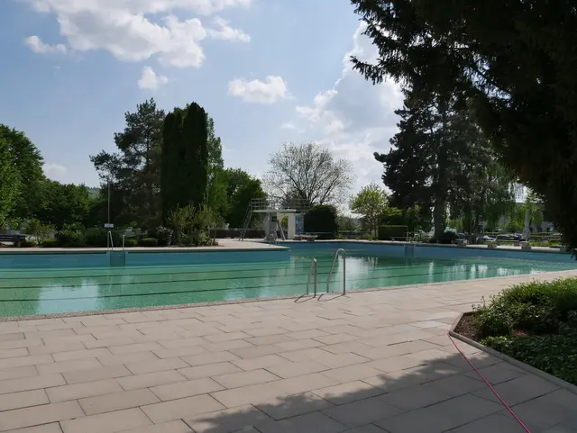 Es gibt wieder Hoffnung für die Sanierung des Hilzinger Freibads. So wurde das Projekt nun im dritten Anlauf im Bundesförderprogramm "Sanierung kommunaler Sportstätten" aufgenommen.  | Foto: Gemeinde Hilzingen