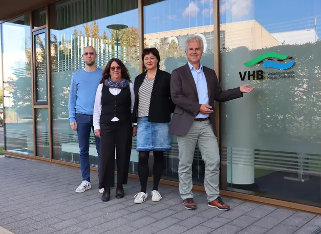 Geschäftsführer Ralf Bendl (rechts) mit seinem Team vor den Räumlichkeiten in Radolfzell. Durch den Umzug im Jahr 2024 in die Sankt-Johannis-Straße 18 in Radolfzell ist der VHB zudem noch besser für die Kunden erreichbar.  | Foto: Juleda Kadrija