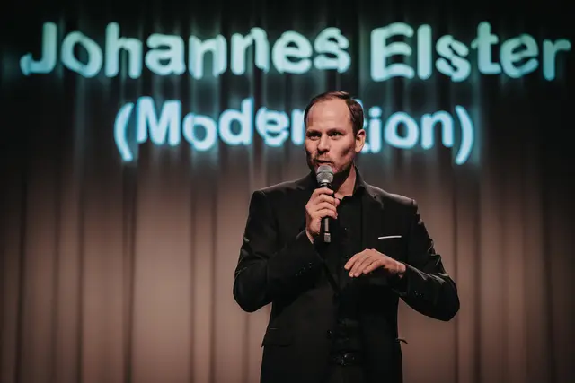 Johannes Elster führt durch das Programm. | Foto: Holger Bewersdorf