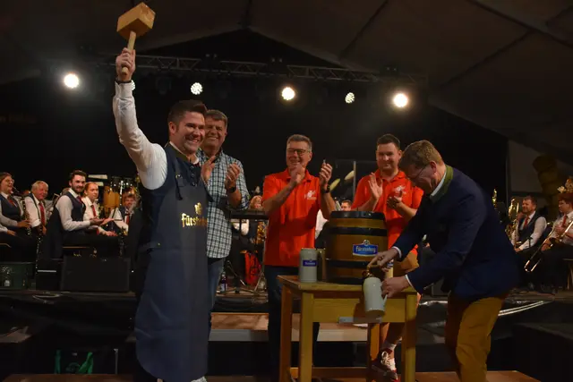 Traditionell zur Hilzinger Kirchweih gehört der Bieranstich im Festzelt. | Foto: Archiv/Philipp Findling