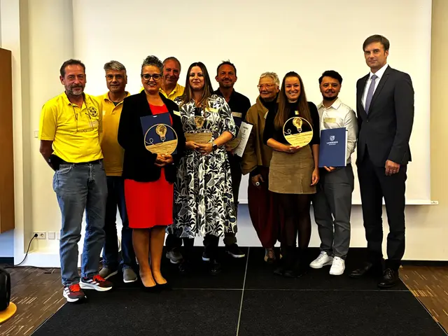 Gewinnerinnen und Gewinner Klimaschutzpreis 2026 des
Landkreises Konstanz: Uwe Bernhart, Ralf Scherer, Laura Balajka, Harald
Feindler, Melanie Feindler, Dr. Arne Gülzow, Antje Fischer, Joschua
Sejdinović mit Landrat Zeno Danner (von links nach rechts) | Foto: Landratsamt Konstanz