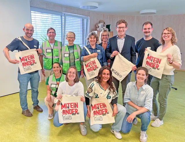 Die Organisatoren des Festes rund um Bürgermeister Marcus Röwer freuen sich über den gelungenen Nachmittag. Beteiligt waren die Abteilungen Integration und Quartiersmanagement, die Stabstelle Klima, das Quartiersbüro Nordstadt sowie die Stadtverschönerer. | Foto: Stadt Singen