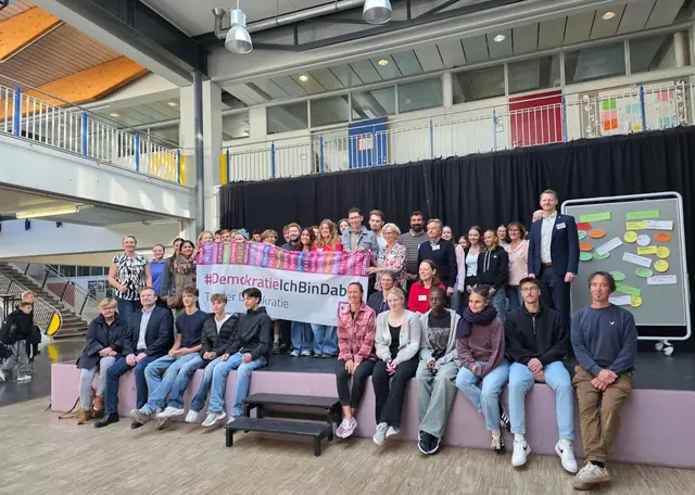 Oberbürgermeister Simon Gröger (rechtsstehend) und Carina Dambacher, Koordinatorin des Demokratiezentrums im Landkreis Konstanz (linksstehend) mit politischen Vertretern verschiedener Gremien sowie mit Schülern und Lehrern des Friedrich-Hecker-Gymnasiums und der Ratoldus Gemeinschaftsschule. | Foto: Stadt Radolfzell