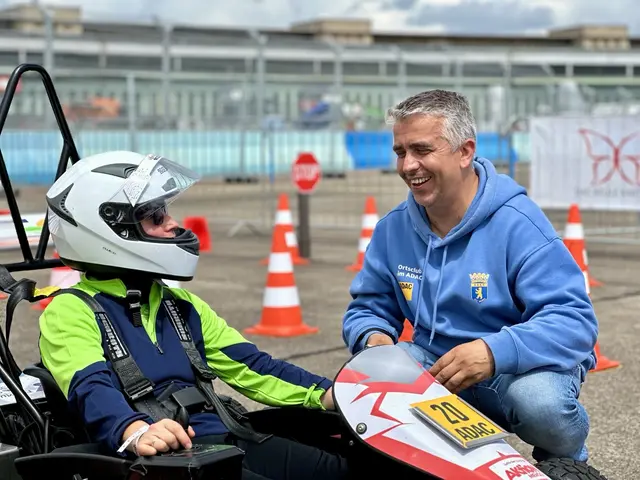 Bei der Deutschen Meisterschaft im inklusiven E-Kart-Slalom steuern die Teilnehmerinnen und Teilnehmer die umgebauten E-Karts mit Joysticks. | Foto: United in Dreams / x4in e.V.