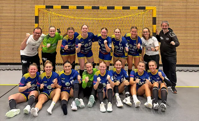 Da ist die Freude groß: Die Drittliga-Handballerinnen des SV Allensbach feiern in Ismaning im dritten Saisonspiel den ersten Sieg. Mit einem klaren 33:23 wurden die ersten Punkte eindrucksvoll eingefahren. | Foto: SV Allensbach