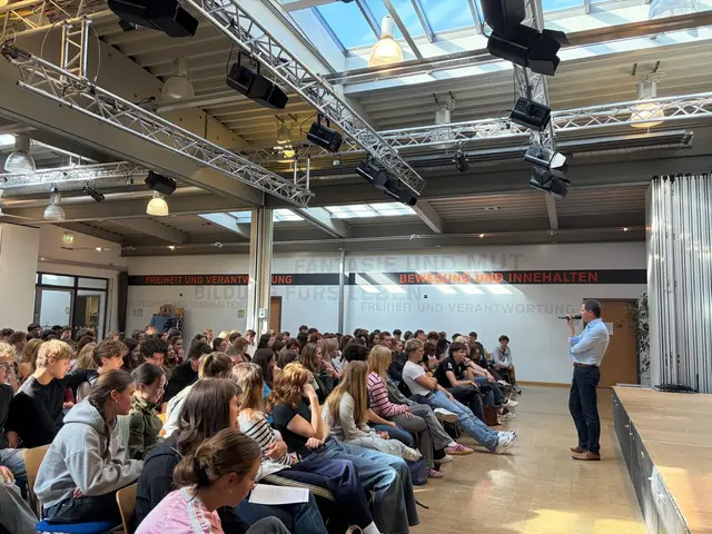 Die Klassenstufen 9 bis 11 des Nellenburg Gymnasiums tauschten sich mit dem Landtagsabgeordneten Christoph Stetter aus. | Foto: Büro Christoph Stetter