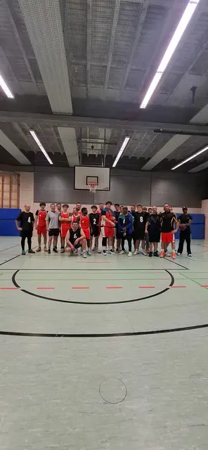Ein Sieg war nicht drin, aber dennoch ist das Basketballteam des StTv Singen stolz auf ihre Leistung. | Foto: Rubin Quni