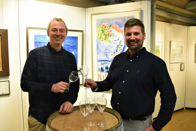 Freuen sich schon auf die nächste Auflage von "Wasser &amp; Wein" im Stadtmuseum Stockach am 23. Oktober, dann aber mit gefüllten Gläsern: Sommelier Caspar Scholz (links) und Museumsleiter Julian Windmöller.  | Foto: Philipp Findling
