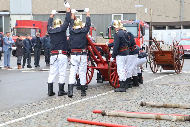 Mit viel Kraft und Ausdauer demonstrierte ein Teil der 48 Mitglieder der Werkfeuerwehr Maggi, wie um 1900 ein Brand gelöscht wurde.  | Foto: Juleda Kadrija
