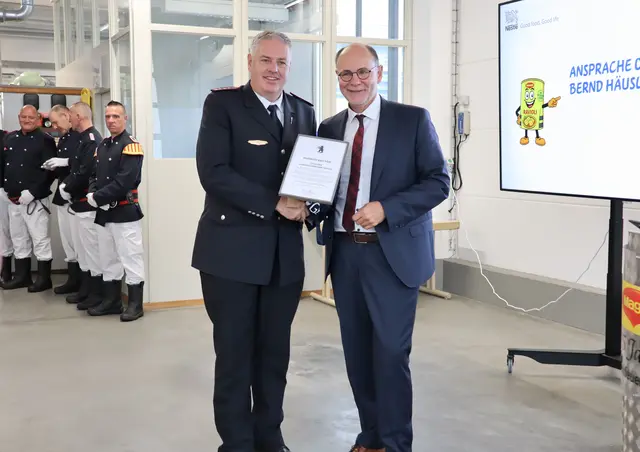 Was wäre Maggi ohne Singen und Singen ohne Maggi? Das wurde nochmals bei der Jubiläumsfeier deutlich. Zum 125-jährigen Jubiläum überreichte OB Bernd Häusler (rechts) eine Dankesurkunde an den Kommandant der Werkfeuerwehr Tobias Heizmann.  | Foto: Juleda Kadrija