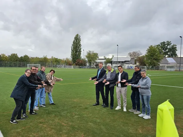 Sie laden alle Fußballer auf den neu sanierten Platz ein (v.l.): Brigitte Reichmann (Leiterin Fachbereichs Bildung, Jugend und Sport), Ferdi Cihan (Leiter Technische Betriebe), Stadtrat Jürgen Keck, Sportkoordinator Joey Albert, Bürgermeisterin Monika Laule, Oberbürgermeister Simon Gröger, Axel Tabertshofer (Vorsitzender IG Sport), Stefan Salzborn (Präsident FC Radolfzell), Stadtrat Lorenz Thum und Sandra Fuchs (Vorsitzende BSV Nordstern).  | Foto: Stadt Radolfzell