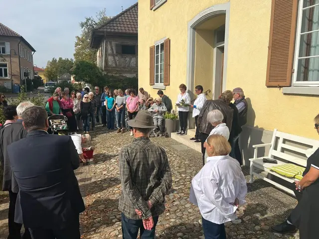Die Stolperstein-Verlegung stieß in Öhningen-Wangen auf reges Interesse. | Foto: Tom Leonhardt