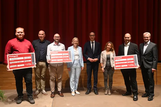 Die drei Gewinner des Existenzgründerpreis in der zweiten Verleihung nach 2023. Mit auf der Bühne stehen die Jurymitglieder und Preisverleiher unter anderem aus dem Wirtschaftsförderverein Hegau. 
 | Foto: Sebastian Ridder