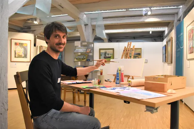 Mit Museumspädagoge Philipp Güntert können Kinder (und auch Erwachsene) in der Kreativwerkstatt ihrer künstlerischen Kreativität freien Lauf lassen.  | Foto: Philipp Findling