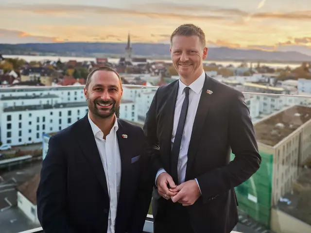 Amriswils Stadtpräsident Gabriel Macedo (links) und Oberbürgermeister Simon Gröger (rechts) sind stolz auf die enge Freundschaft zwischen den Städten.  | Foto: Stadt Radolfzell