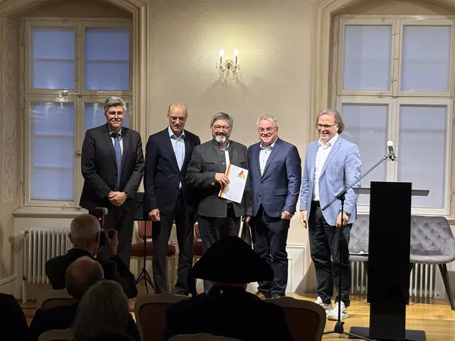 Ottokar Graf (Mitte) gemeinsam mit dem Waldshuter Landrat Martin Kistler, Bernhard Fehrenbach, Ralf Baumert und Carsten Gabbert. | Foto: Dieter Gräble