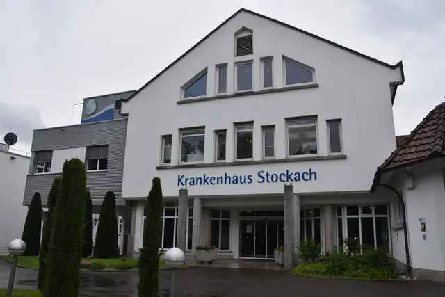 Das Krankenhaus Stockach wird von dem Gemeinderat sehr geschätzt trotz der hohen Kosten, die es verursacht. Nichtsdestotrotz sieht der Gemeinderat Handlungsbedarf, um die gesundheitliche Versorgung über die Einrichtung zu erhalten.  | Foto: Archiv