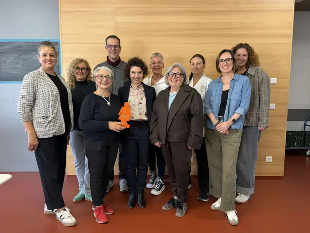(Von links nach rechts): Laura Balajka (Schulleiterin Beethovenschule), Isabella Eisenhart (GR Singen), Marcel DaRin (Stabstelle Singener Kriminalprävention), Ilona Oßwald (Resilienz und Yoga-Coaching), Heike Meier (Meier Coaching), Dr. Ulrike Roczyn (Präsidentin Zonta Club Hegau-Bodensee), Eva Krause (Präsidentin Zonta Club Hegau-Bodensee), Barbara Oppermann (Vorsitzende Förderkreis Zonta Hegau-Bodensee e.V. und Projektleiterin) freuen sich, dass die Schülerinnen und Schüler durch die Projektreihe ihre Kompetenzen und Persönlichkeiten stärken können. | Foto: Juleda Kadrija