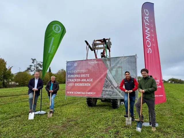 Beim Spatenstich in Überlingen (von links nach rechts): Jan Zeitler (Oberbürgermeister Stadt Überlingen); Hubert Büchele (Landwirt); Mark Kugel (Mitbegründer SONNTAG Energy); Jannike Sailer (Klimaschutzmanager Stadt Überlingen).  | Foto: Sonntag Energy