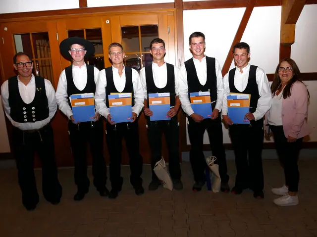 Die Prüfungsbesten der Zimmerer-Innung Konstanz freuen sich über die Anerkennung ihrer hervorragenden Leistungen bei der Gesellenprüfung, von links: Obermeister Georg Martin, Robin Maier, Lukas Graf, Jonas Stern, Marc Schafheutle, Moritz Martin und Kreishandwerksmeisterin Marilena Mangili. | Foto: Sandra Bossenmaier/Kreishandwerkerschaft Westlicher Bodensee