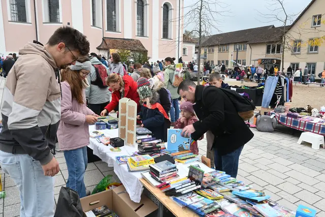 Auch der Flohmarkt neben der Barockkirche fand bei den großen und kleinen Besuchern großes Interesse. | Foto: Philipp Findling