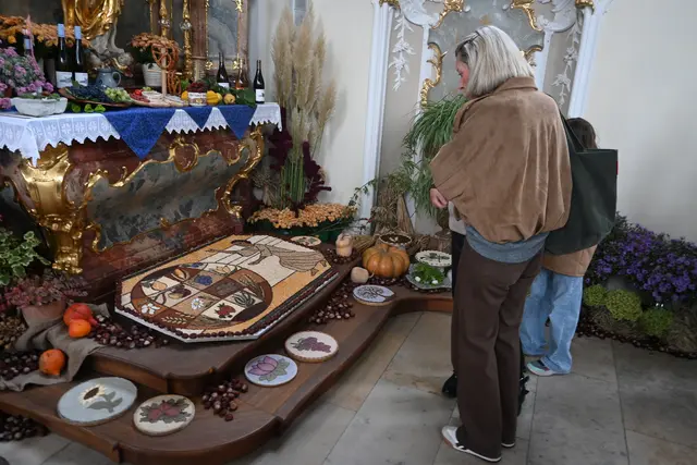 Wieder einmal großen Andrang gab es bei den Erntedankbildern in der Barockkirche, für dessen Bewundern sich schon vor der Mittagszeit eine Schlange bis vor die Kirche bildete. | Foto: Philipp Findling
