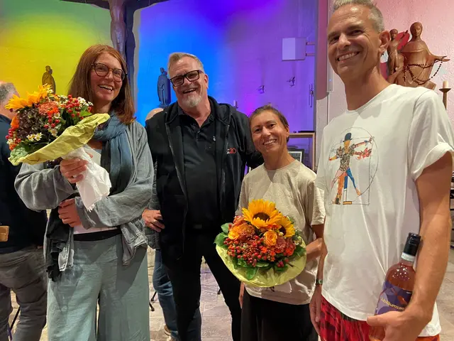 Laudatorin Gabriele Meseth (von links), Martin Bocka (Fotofreunde Blende20), Ulli Witzmann und Pete Guy Spencer. | Foto: Erna Wolf