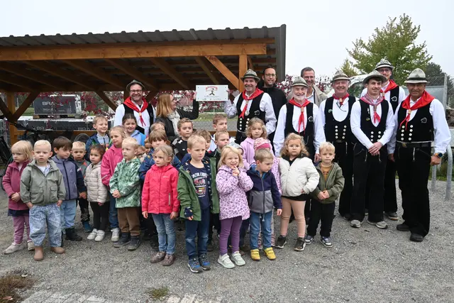 Ein bedeutsamer Moment für die Oberholzer Quarkzunft: Nun haben die Fahrräder und Roller der Kinder sowie ErzieherInnen des St. Martins Kindergarten in Ehingen eine Fahrradüberdachung erhalten. | Foto: Juleda Kadrija