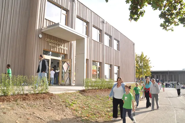 Nach dem offiziellen Programm der Einweihung wurden die Eltern von ihren Kindern zum und durch den Neubau geführt. | Foto: Anja Kurz