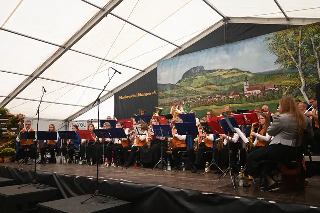 Die Spielgemeinschaft Raithaslach-Münchhöf und Mahlspüren im Hegau spielte am Kirchweih-Sonntag im Festzelt zum Frühschoppen auf.  | Foto: Philipp Findling