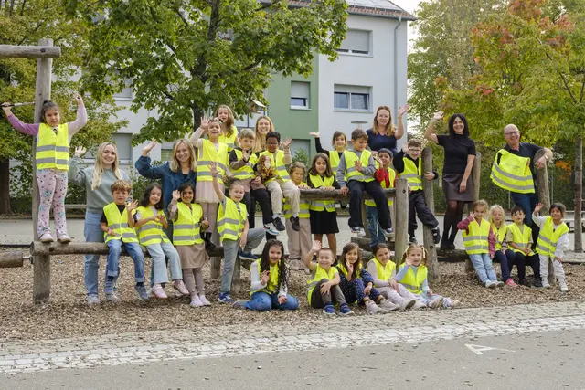Gemeinsam für mehr Sicherheit auf dem Schulweg: Schüler der Schillerschule Singen bei der Warnwestenübergabe. Rechts im Bild: Rektor Gregor Fischer. | Foto: Frank Müller