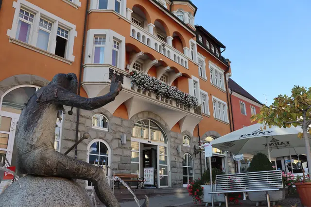 Mitten im Herzen von Stockach befindet sich das Bürgerhaus Adler-Post. Für die Nutzung des Bürgerhauses müssen auswärtige Privatpersonen und Firmen nun mehr Gebühren zahlen.  | Foto: Sebastian Ridder