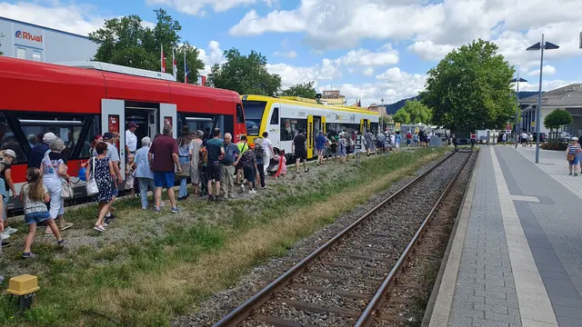 Das Interessse an der Ablachtalbbahn ist groß, wie auch die Sonderfahrt mit Halt im Stadtteil Hoppentenzell vom Schweizer Feiertag 2025 hier zeigt.  | Foto: Förderverein Ablachtalbahn