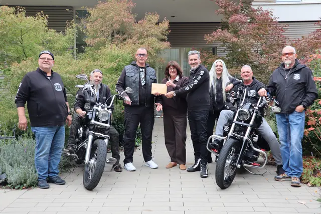 Die Road Hogs Hegau spendeten 1300 Euro an das Ökumenische Hospiz- und Palliativzentrum Horizont in Singen. Für die Motorradfreunde eine bedeutende Geste, die neben Dankbarkeit auch ein anderes Bild vermitteln soll.  | Foto: Juleda Kadrija