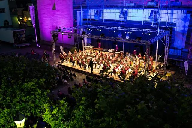 Beim Marktplatzkonzert spielt die Stadtkapelle unter freiem Himmel direkt vor dem Münster.  | Foto: Stadtkapelle Radolfzell