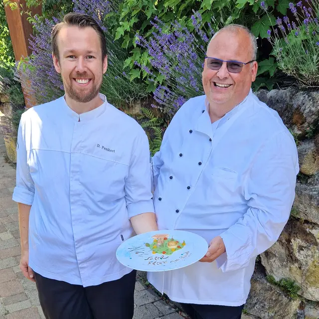Küchenchef Jürgen Veeser und Schwiegersohn Dominik mit einer Ihrer Kreationen für das Menü | Foto: VA