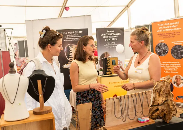 Besucherinnen unterhalten sich auf der Lebensfreude-Messe.  | Foto: Lebensfreude Messe
